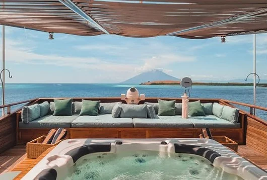 Kudanil deck hot tub and shaded lounge overlooking the sea